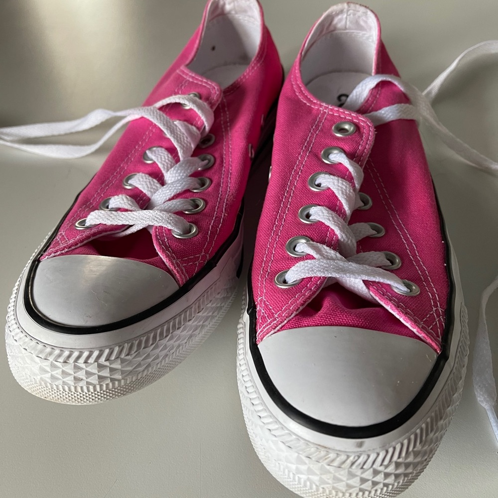 Converse low top barely worn excellent condition